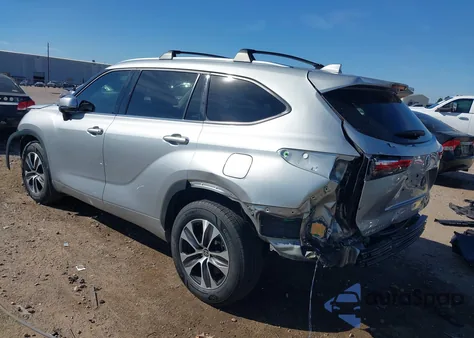 2021 Toyota Highlander Xle z USA, uszkodzony, nr VIN 5TDGZRAH1MS048820